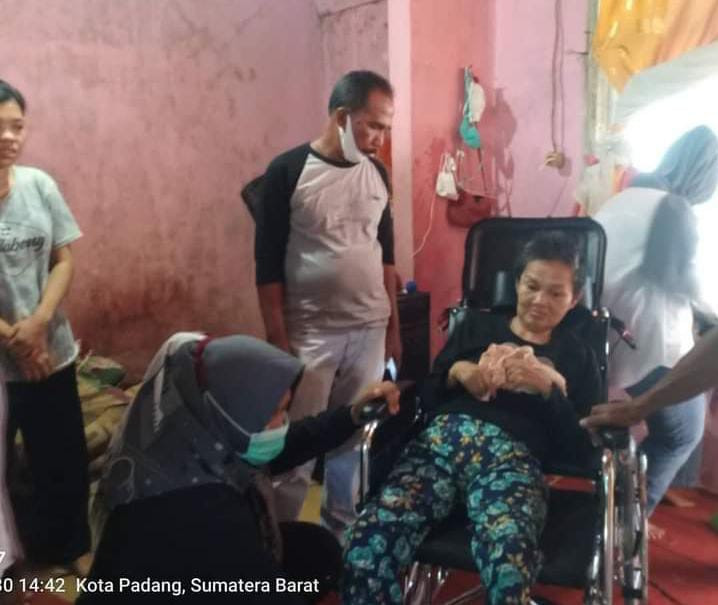 Berbagi Kursi Roda untuk Penyandang Disabilitas